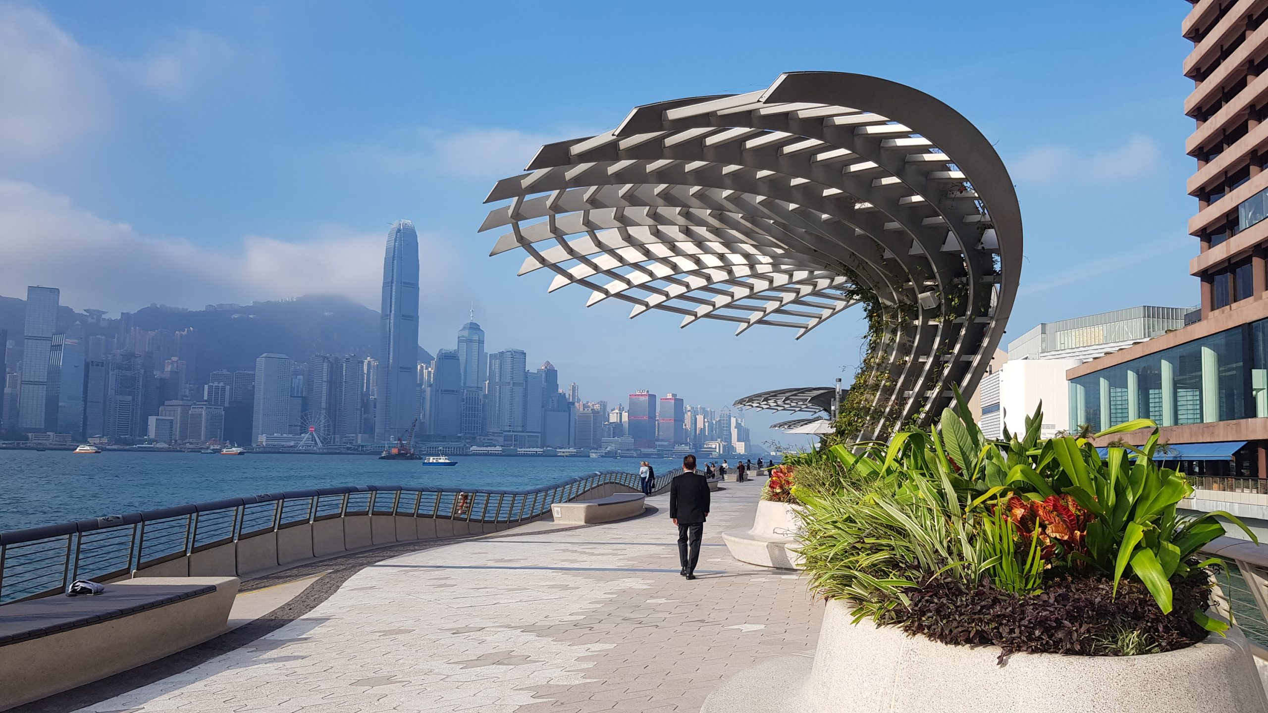Du khách chụp ảnh tại khu vực tường gạch của Trung tâm Văn hóa Hong Kong