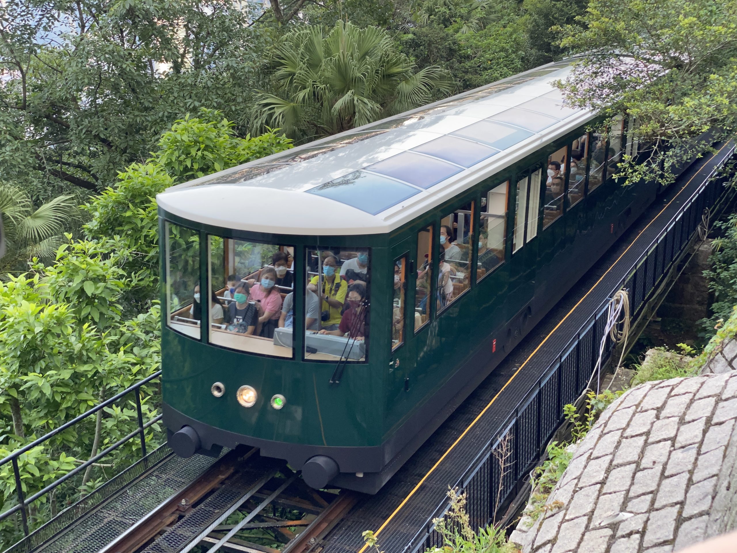 Chuyến tàu Peak Tram đang lên dốc với khung cảnh thành phố bên dưới