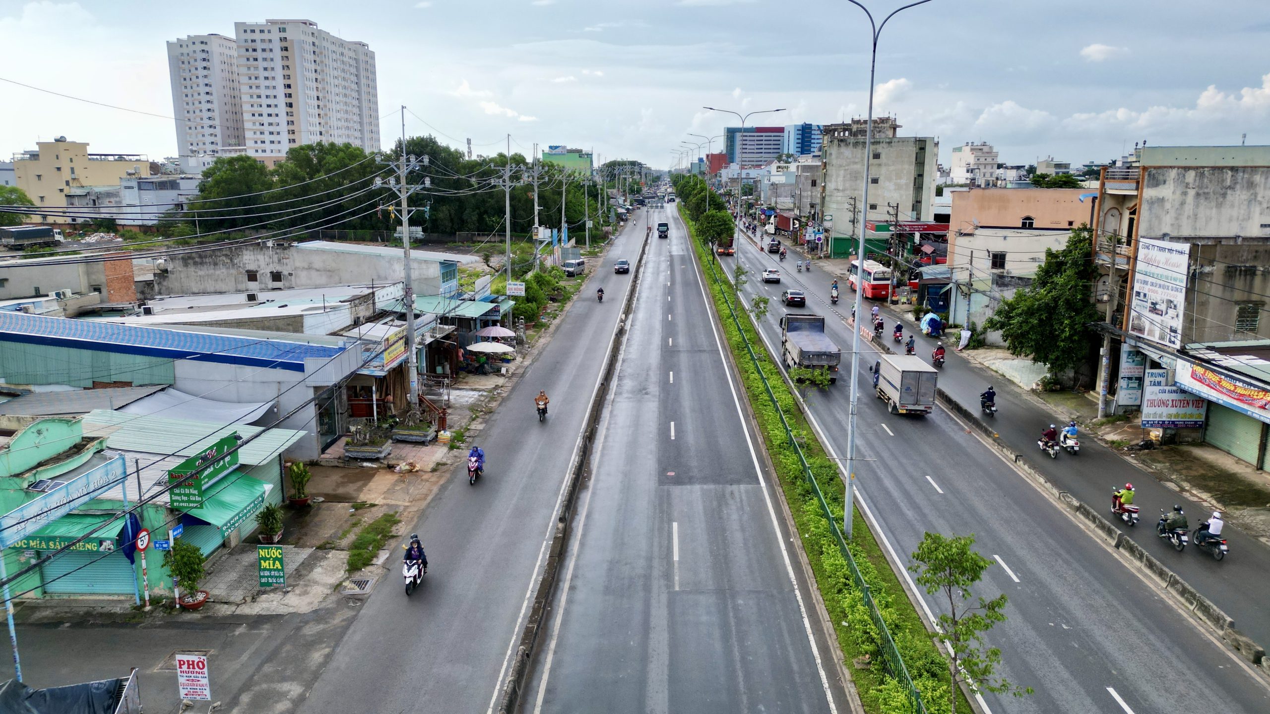 Quầy bánh và dòng người tấp nập