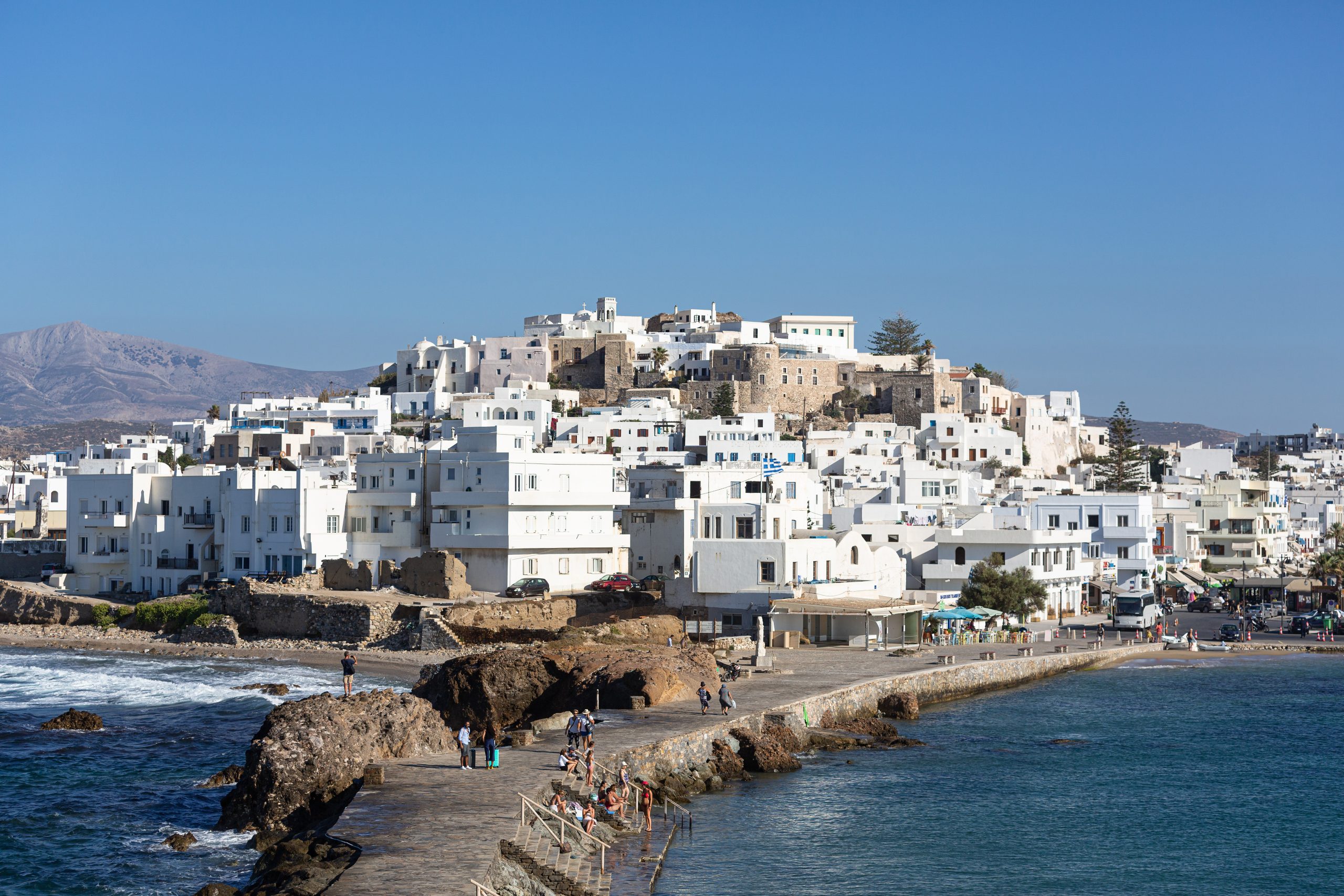 Bãi biển và thị trấn Naxos nhìn từ xa