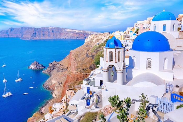 Những ngôi nhà trắng mái xanh biểu tượng của Santorini