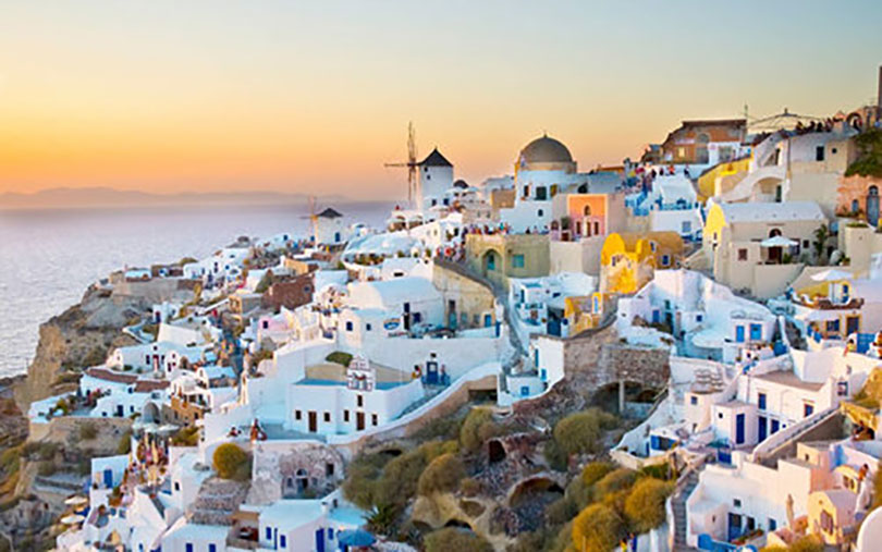 Một con hẻm nhỏ với kiến trúc độc đáo ở Santorini