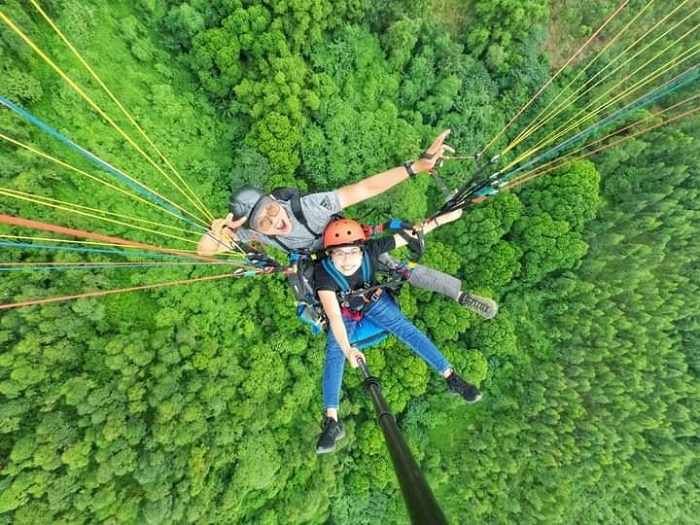Mọi người nhảy múa trong đêm Hy Lạp truyền thống