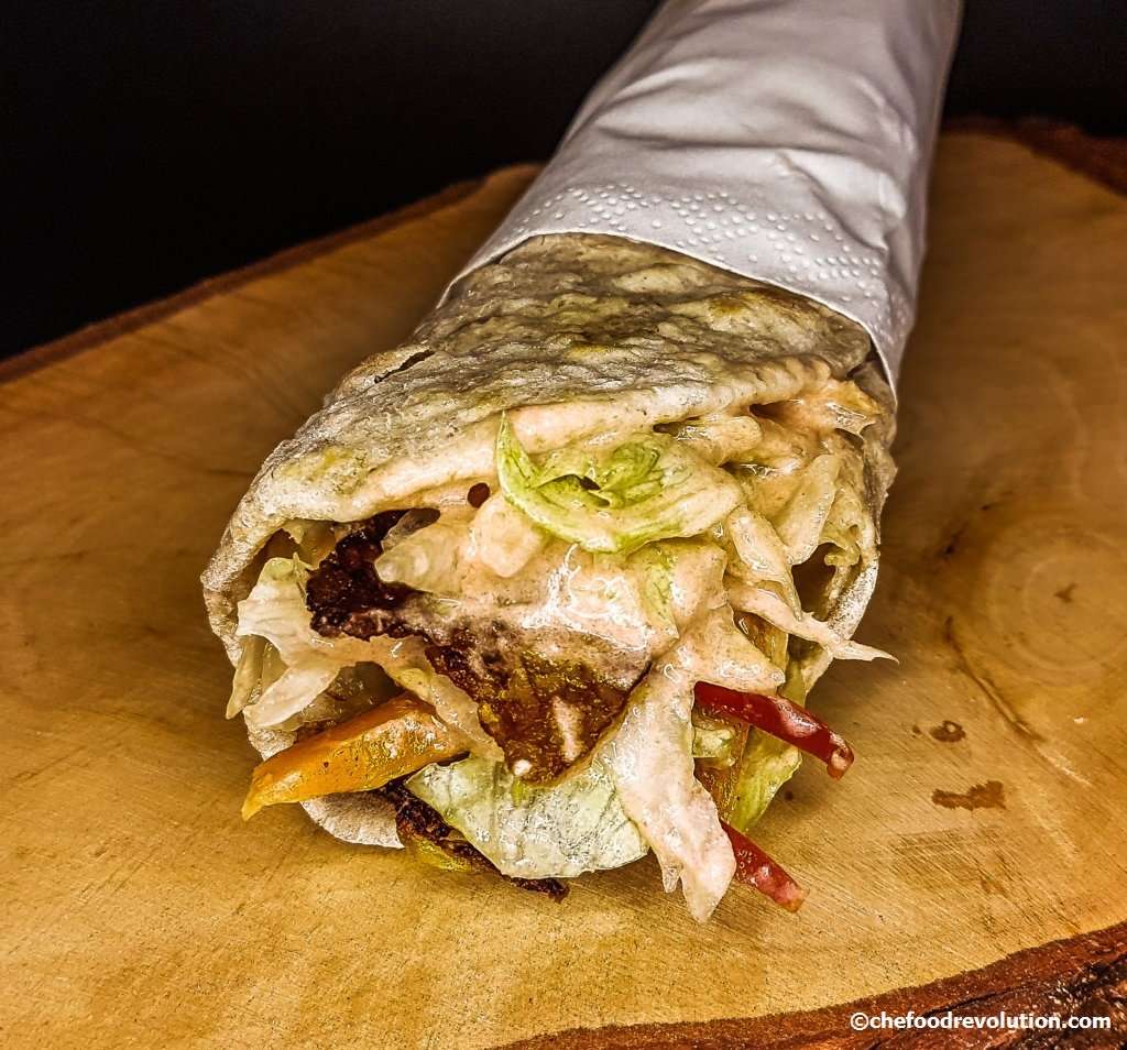 Bánh mì Kebab Thổ Nhĩ Kỳ hấp dẫn với thịt nướng và rau tươi