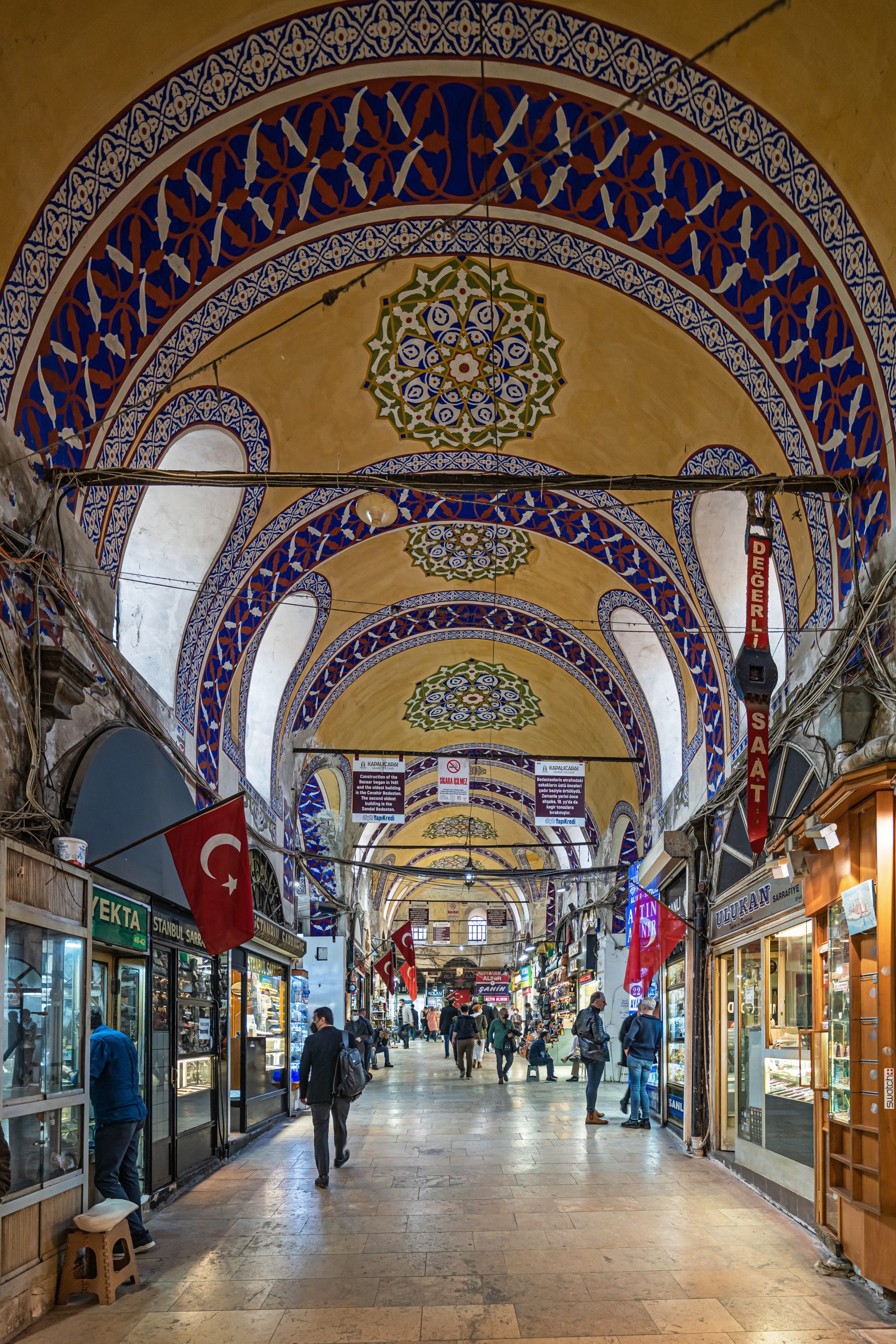 Bên trong Chợ Grand Bazaar nhộn nhịp với các gian hàng
