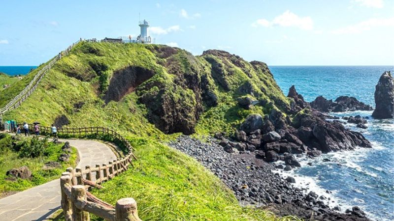 Một góc đảo Jeju với những đồi núi và bờ biển xanh