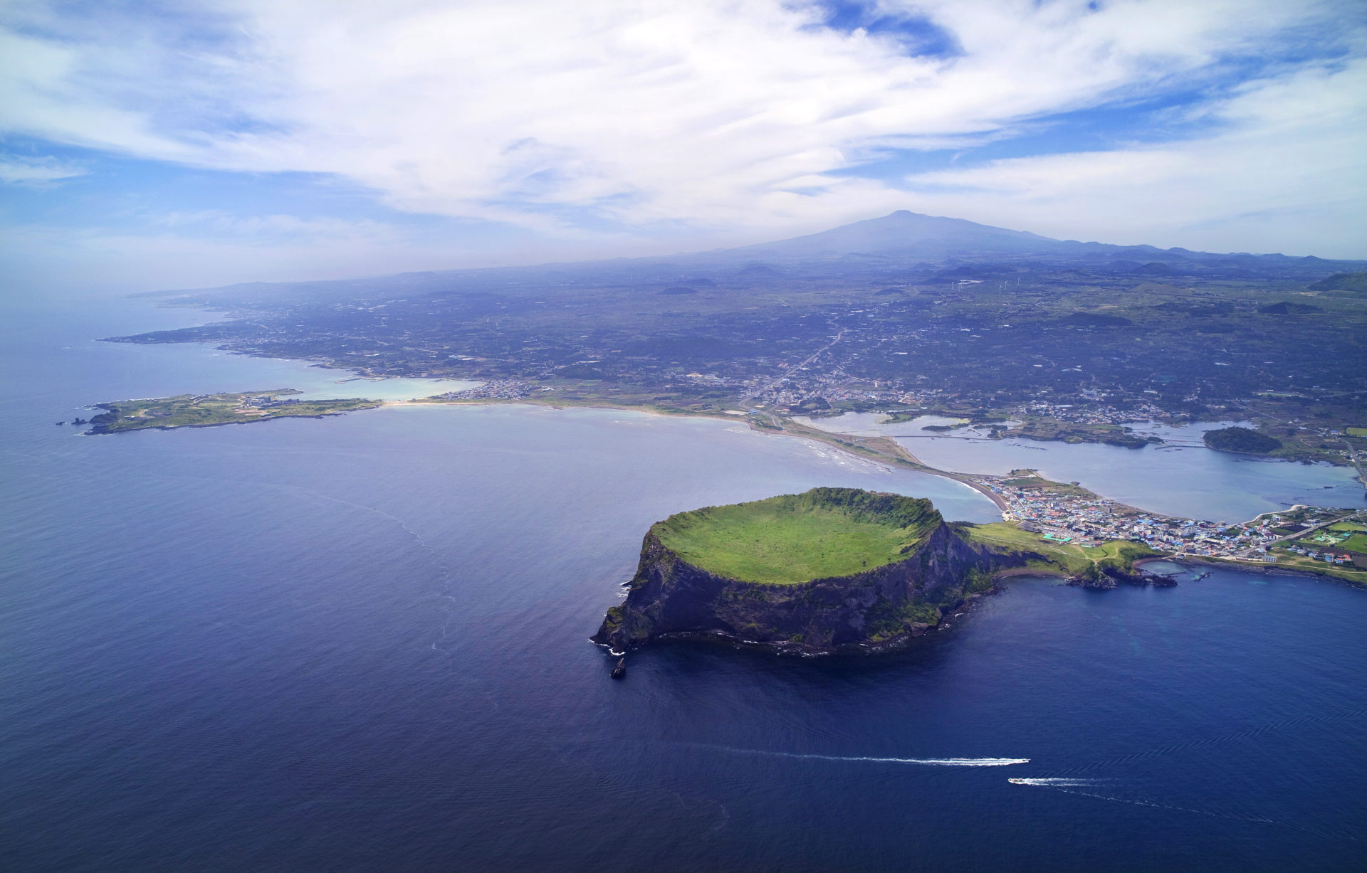 Seongsan Ilchulbong và núi Hallasan hùng vĩ trên đảo Jeju