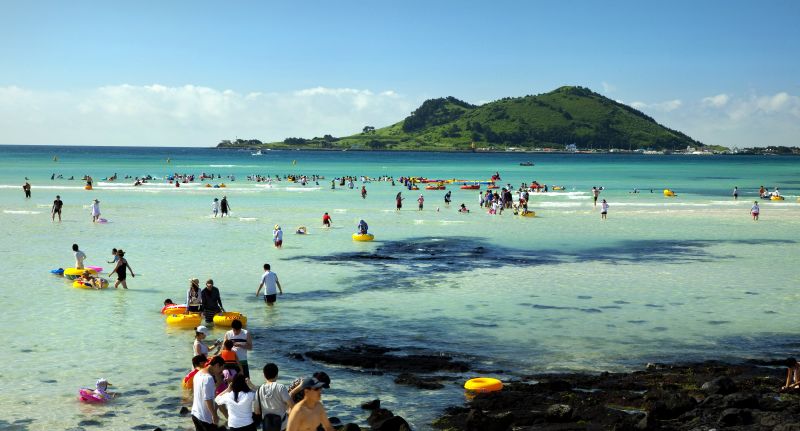 Bãi biển Jeju xanh ngắt với cát trắng mịn