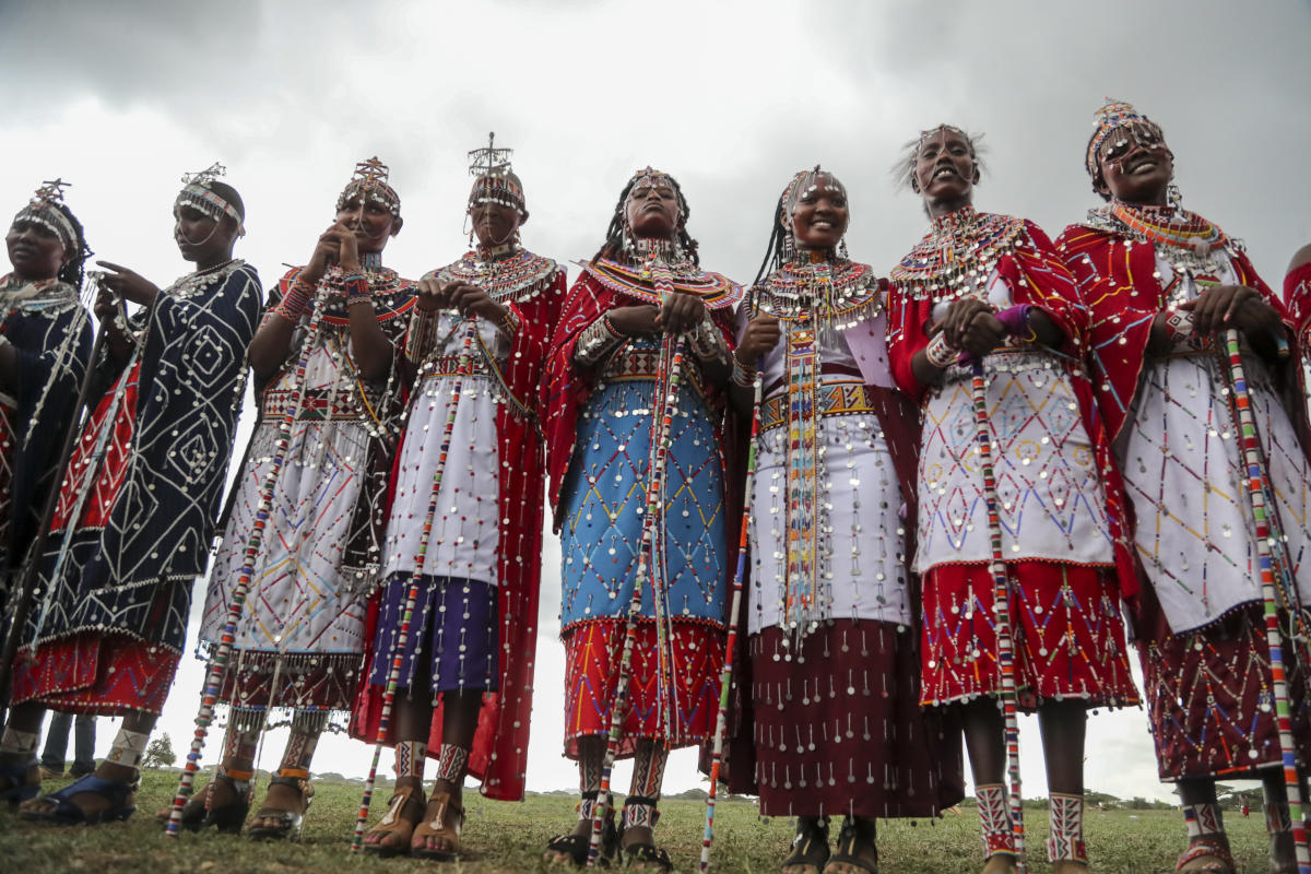 Người Maasai với trang phục truyền thống