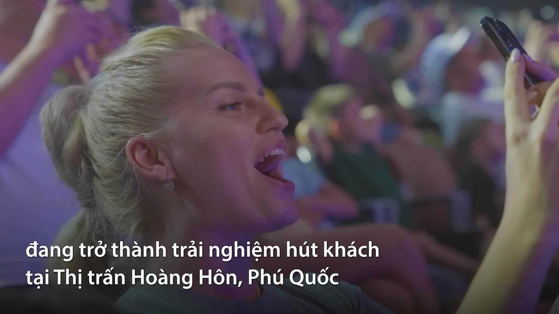 Khách Tây ấn tượng show diễn đa phương tiện ngoài trời tại Phú Quốc