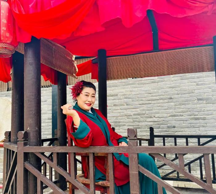 Bà mối Vương đang trò chuyện cùng mọi người