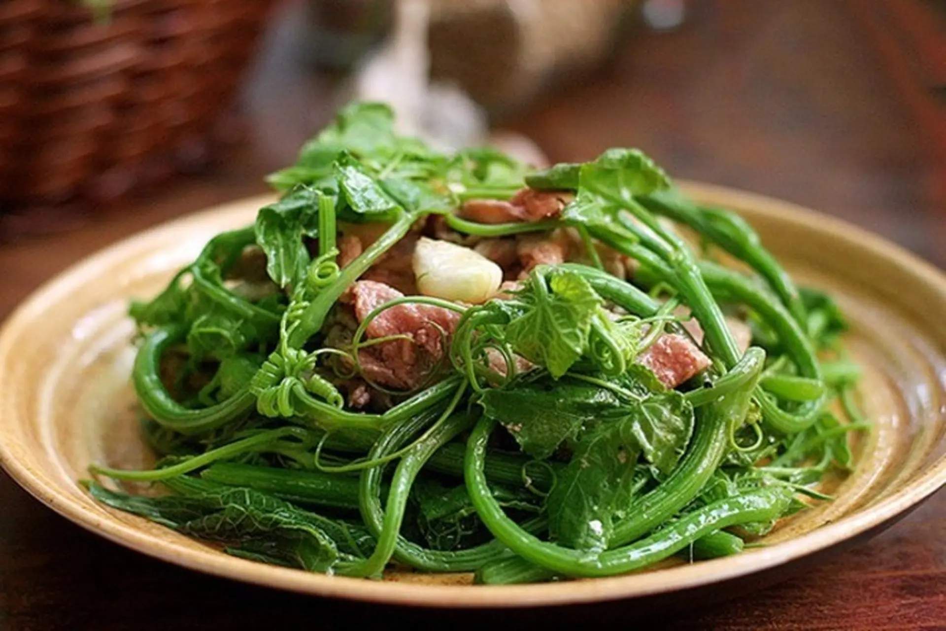 Ngọn su su xào tỏi