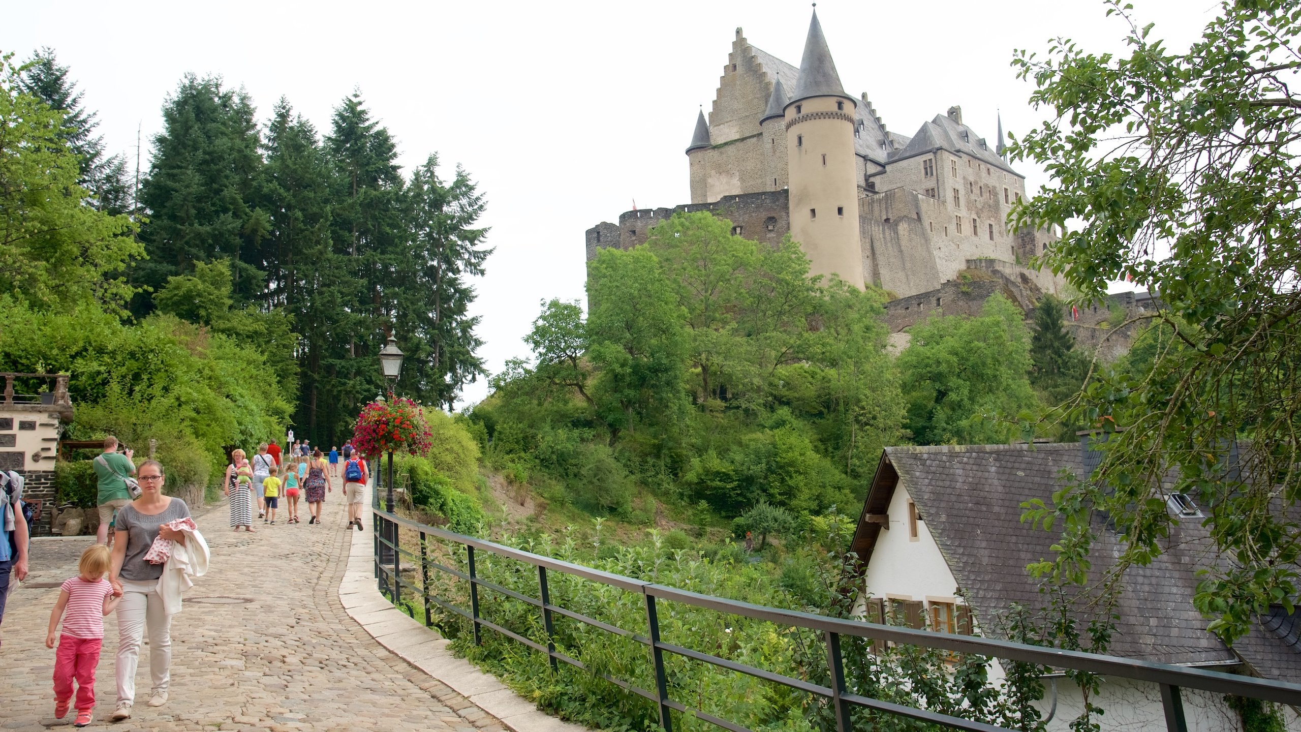 Bên trong khuôn viên Lâu đài Vianden
