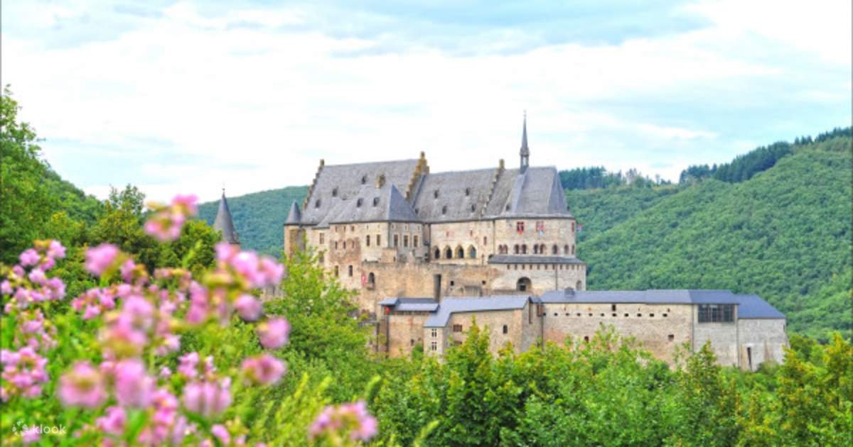 Du khách tham quan Lâu đài Vianden