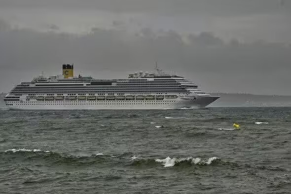 Khi Biển Lớn Nổi Giận: Chuyện Chưa Kể Về Du Thuyền Trong Bão Tố 🌊