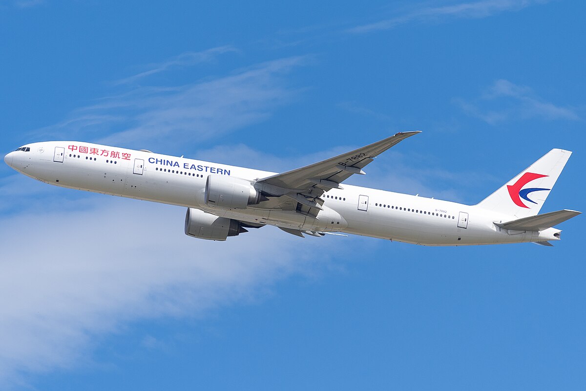 Máy bay China Eastern Airlines tại sân bay