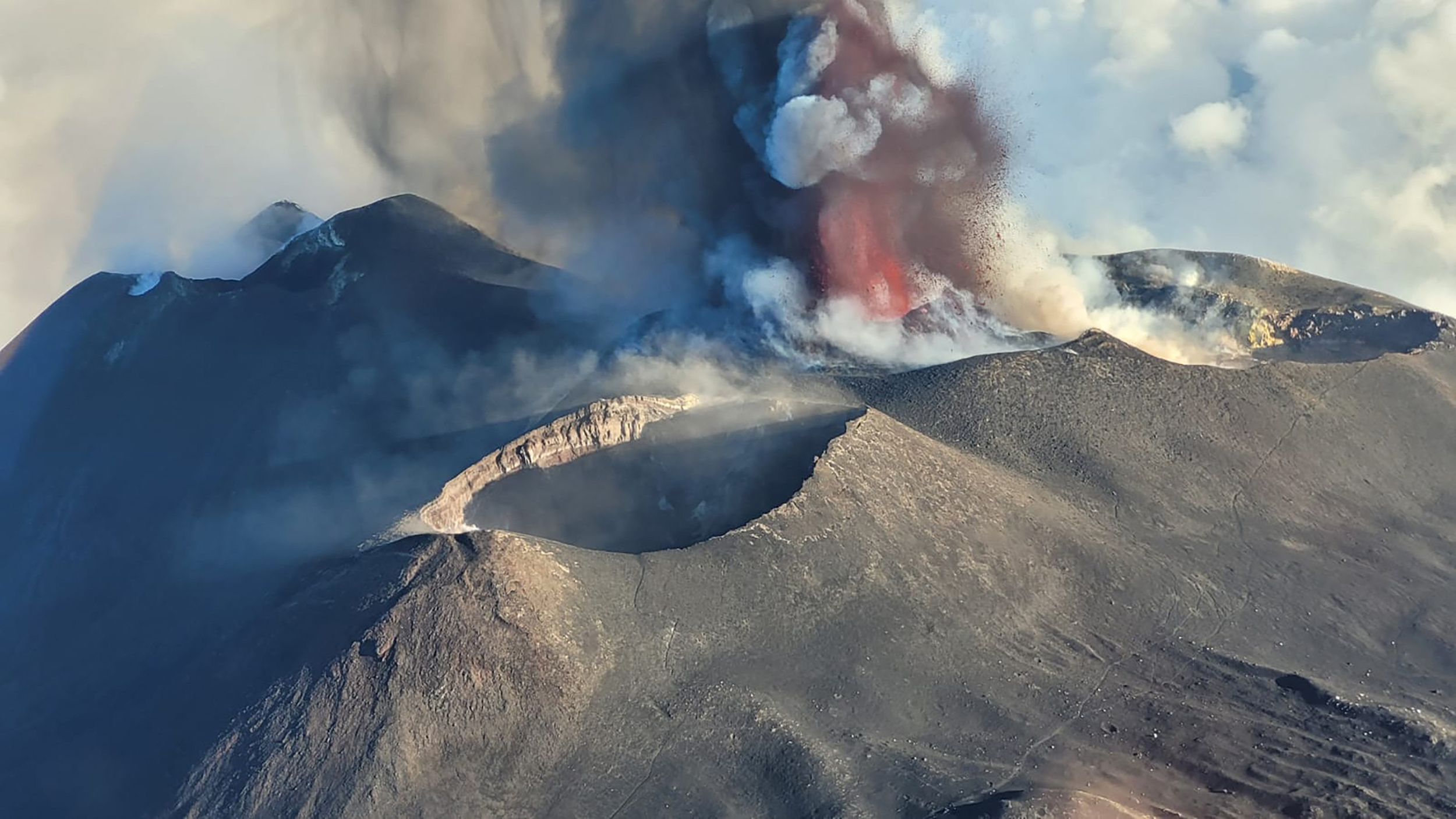 Cột khói núi lửa Etna vươn cao