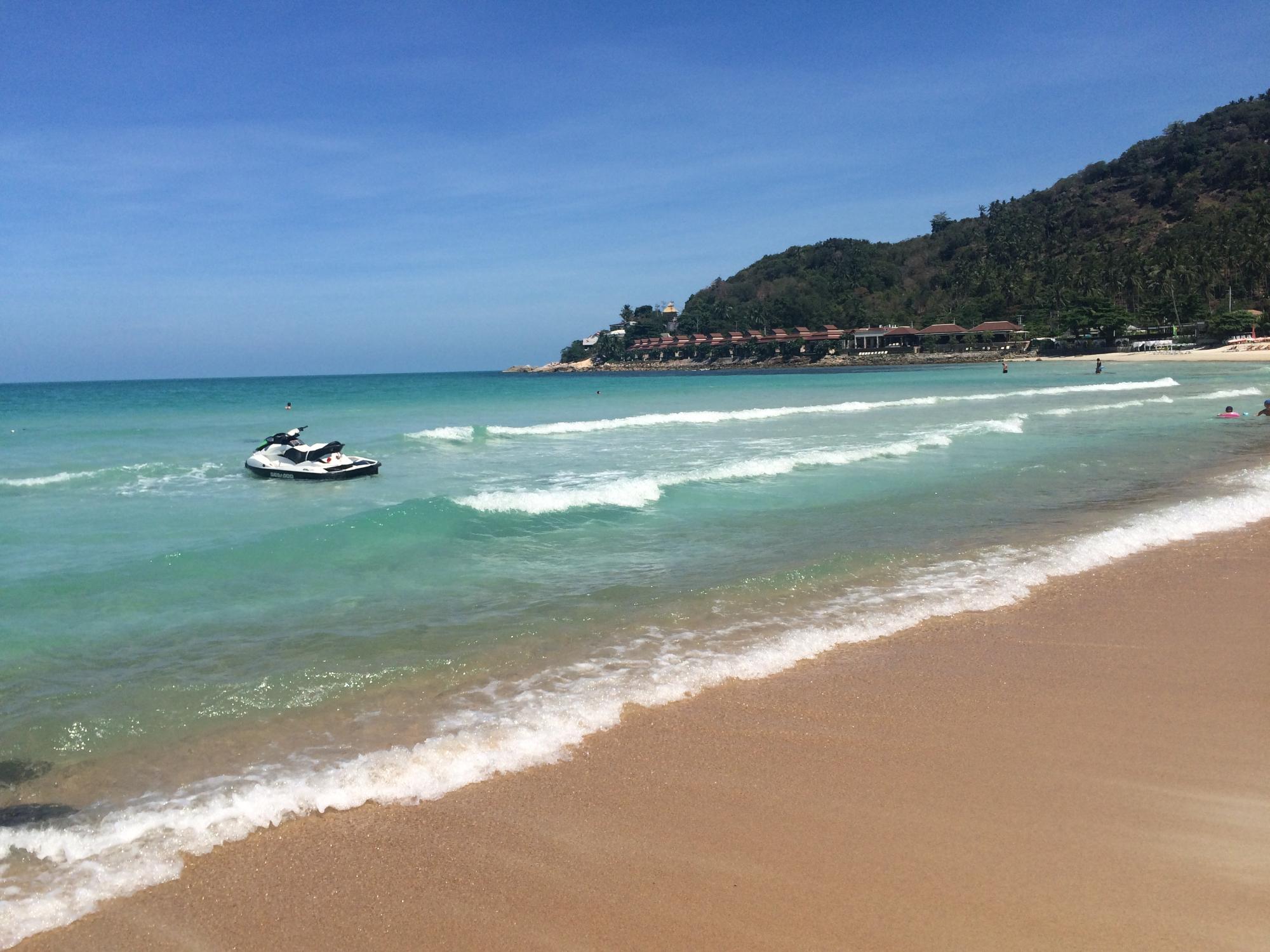 Bãi biển Chaweng Noi với resort và hàng dừa xanh mát
