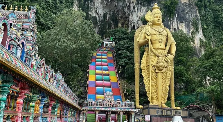 Hoàng hôn trên thành phố Kuala Lumpur với các tòa nhà cao tầng và đường chân trời rực rỡ