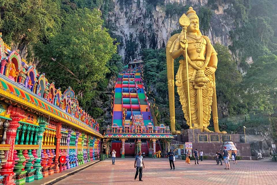 Động Batu Caves với bức tượng thần Murugan khổng lồ và cầu thang sắc màu rực rỡ