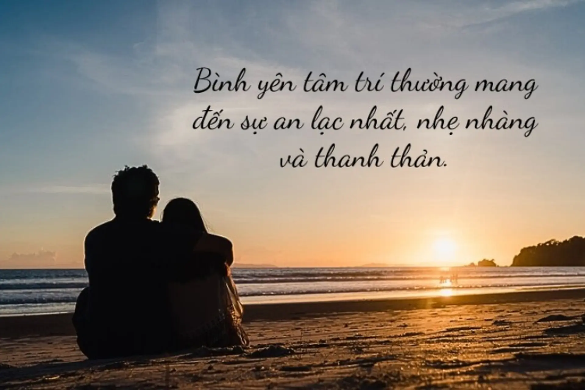 Người phụ nữ ngắm hoàng hôn yên bình