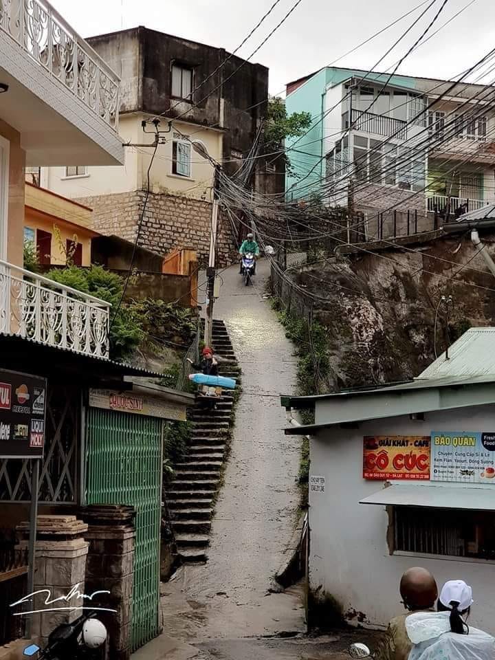 Nguyệt Vọng Lầu với ngôi nhà màu đỏ rêu phong