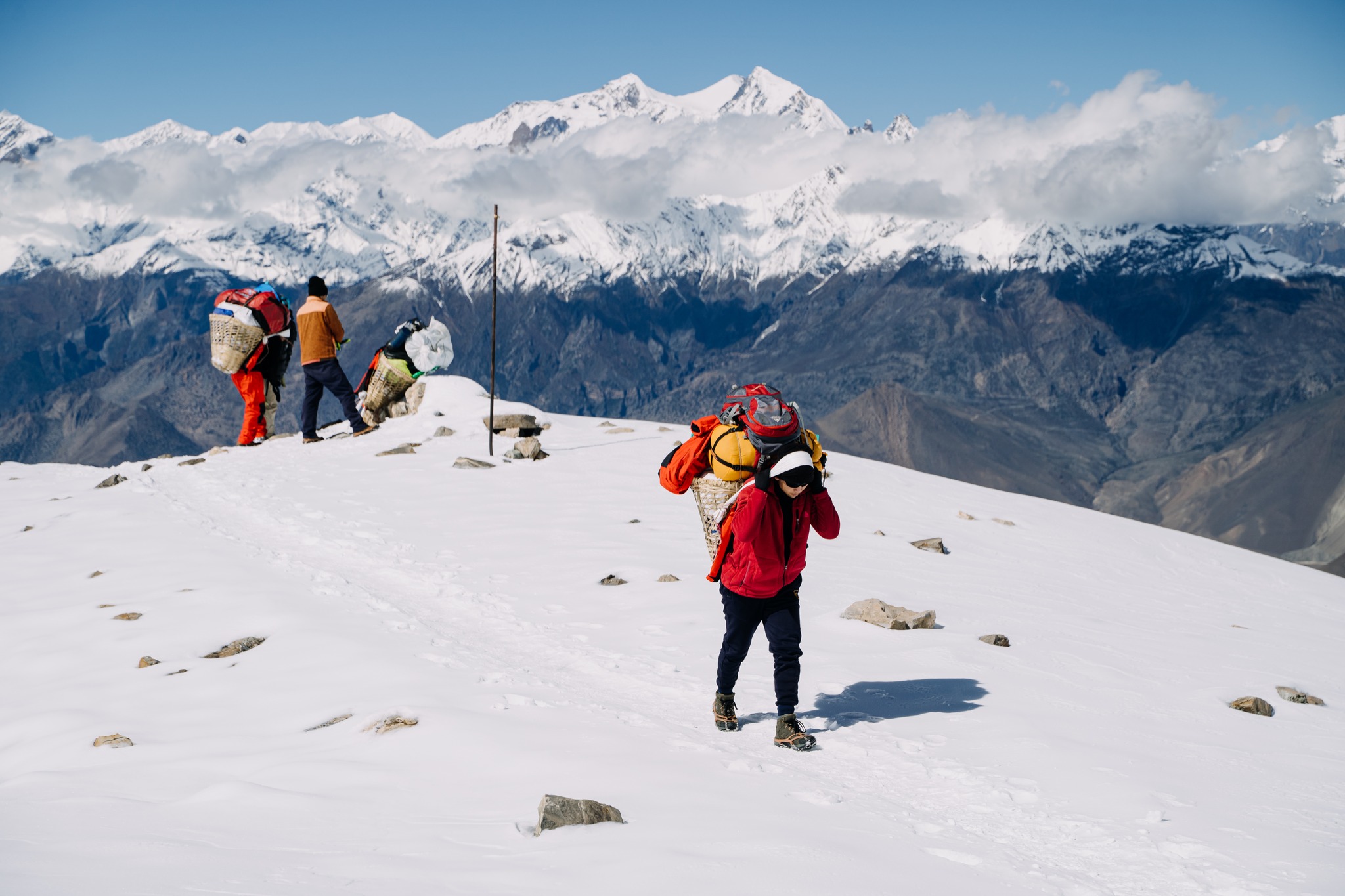 Một con đường trekking xuyên qua làng bản ở Nepal
