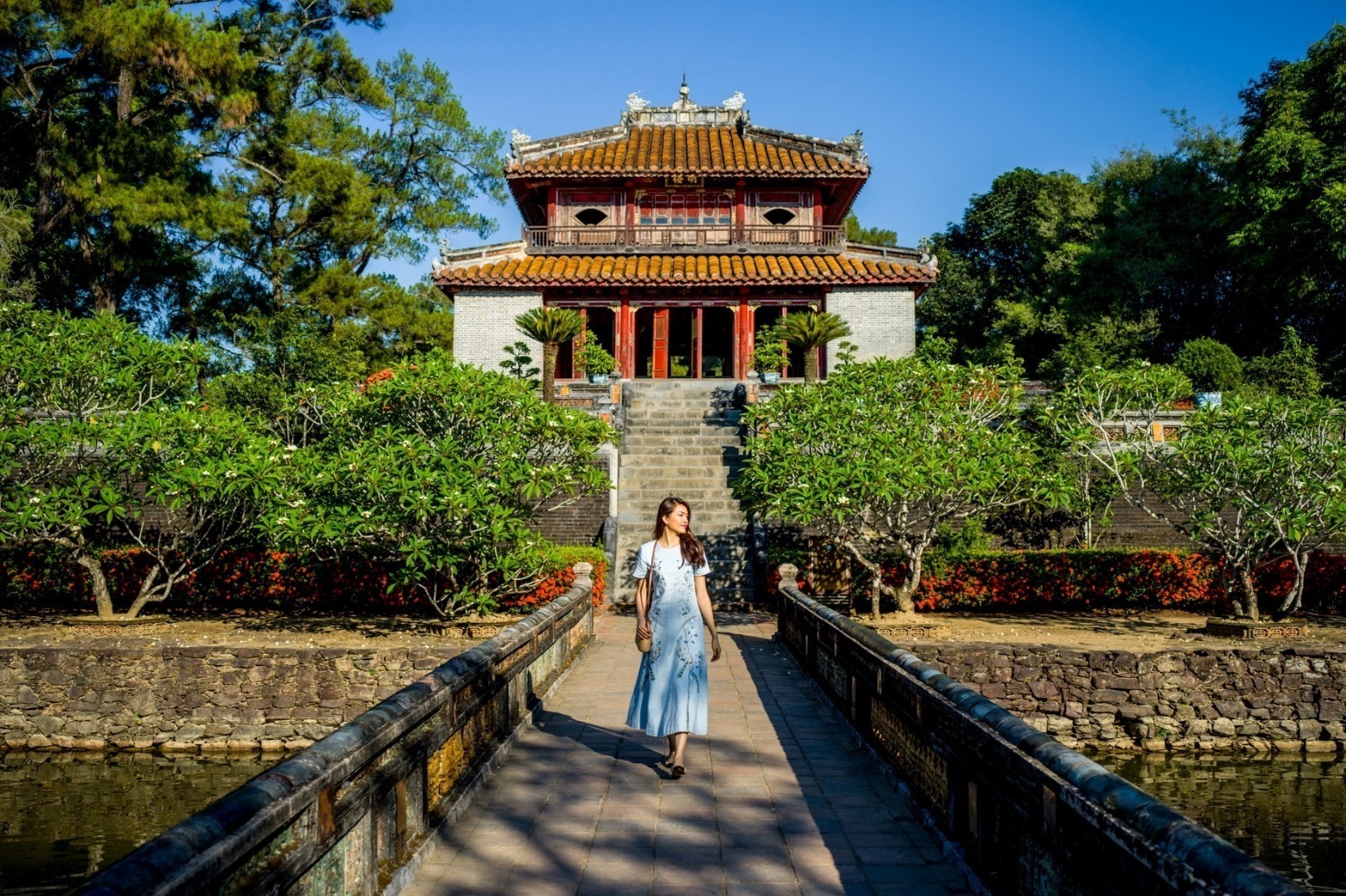 Con đường nhỏ phủ bê tông giữa rừng cây xanh ngút ngàn dẫn đến Suối Voi