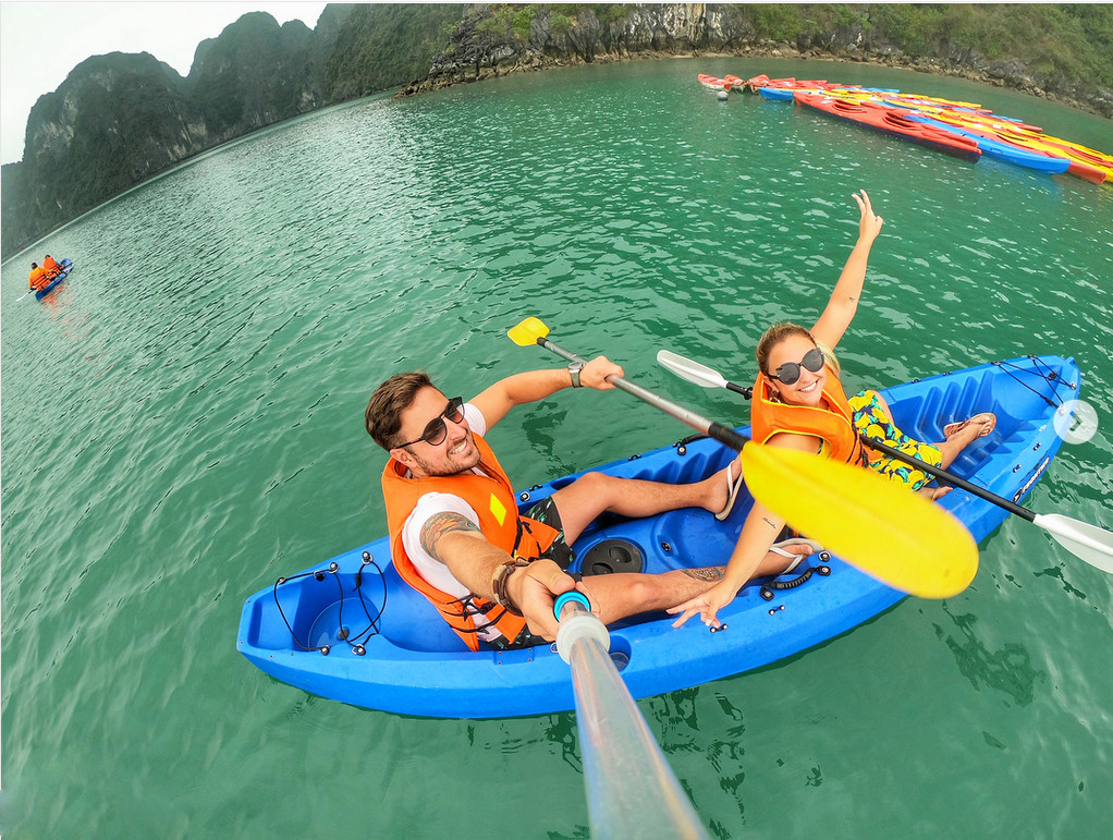 Chèo Kayak khám phá hang động ở Vịnh Lan Hạ