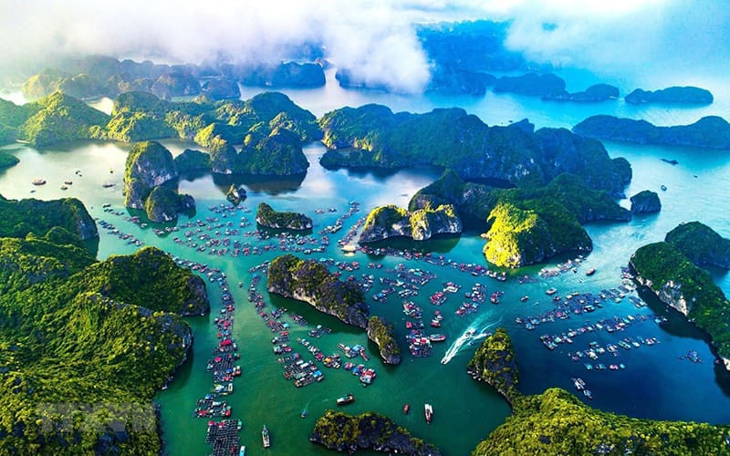 Cảnh quan hùng vĩ từ trên cao nhìn xuống Vịnh Lan Hạ với đường bờ biển và các hòn đảo
