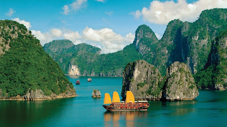 Bãi biển hoang sơ với làn nước trong xanh và núi đá bao quanh tại Vịnh Lan Hạ