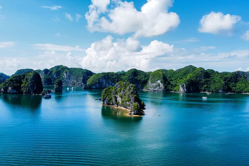 Lan Hạ: Nàng Thơ E Ấp Gói Trọn Bình Yên Giữa Lòng Biển Đông Bắc