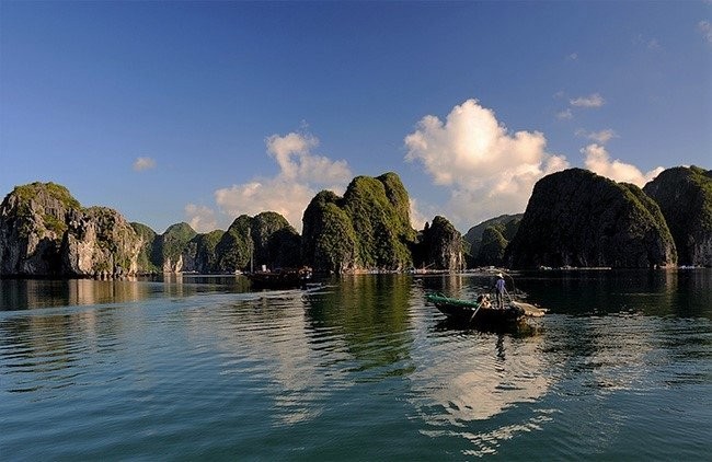 Toàn cảnh Vịnh Lan Hạ với những hòn đảo đá vôi