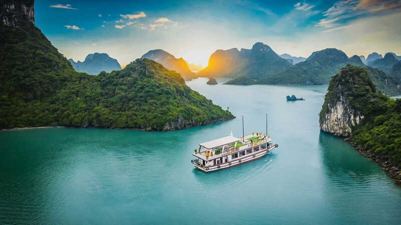 Toàn cảnh Vịnh Lan Hạ từ Pháo đài Thần công