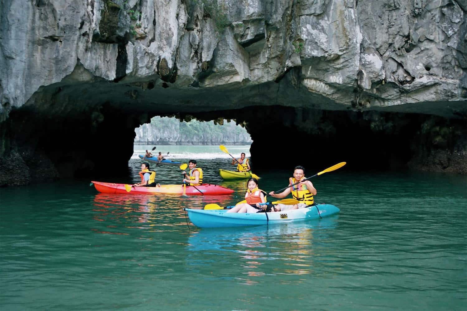 Du khách chèo thuyền Kayak khám phá hang động