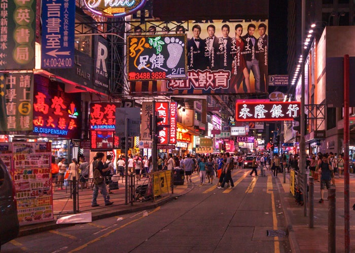 Khu chợ đêm Temple Street nhộn nhịp với ánh đèn neon