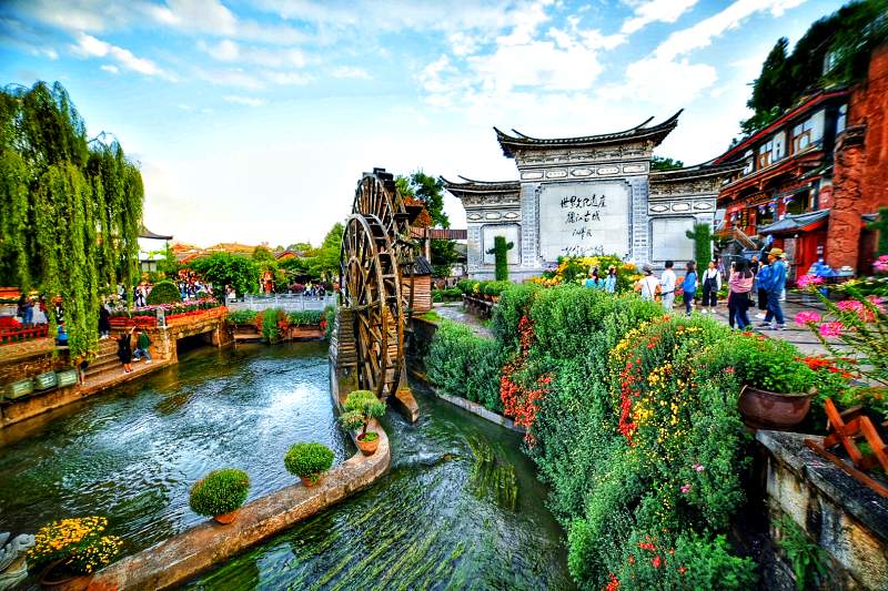 Kênh nước trong phố cổ Lệ Giang với nhà cổ và cầu đá