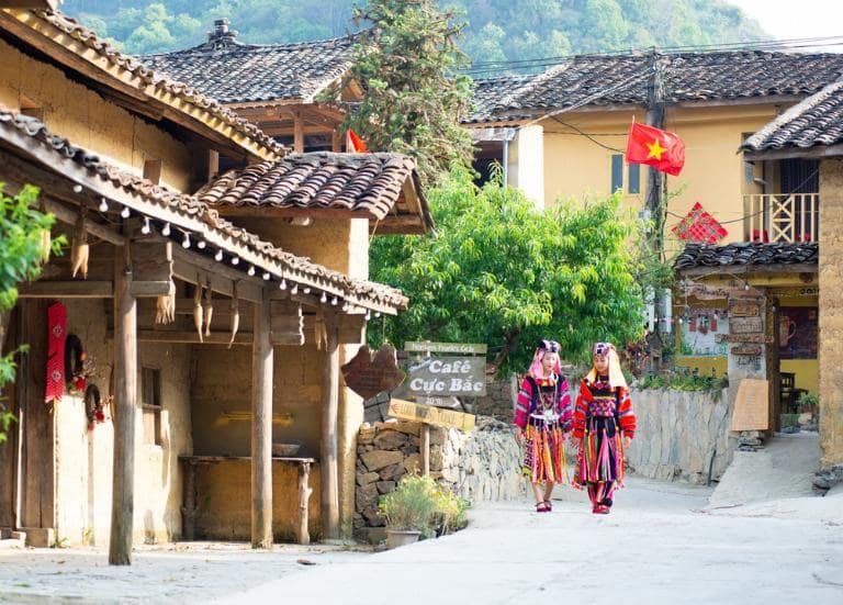 Con đường nhỏ giữa làng Lô Lô Chải với hàng rào đá