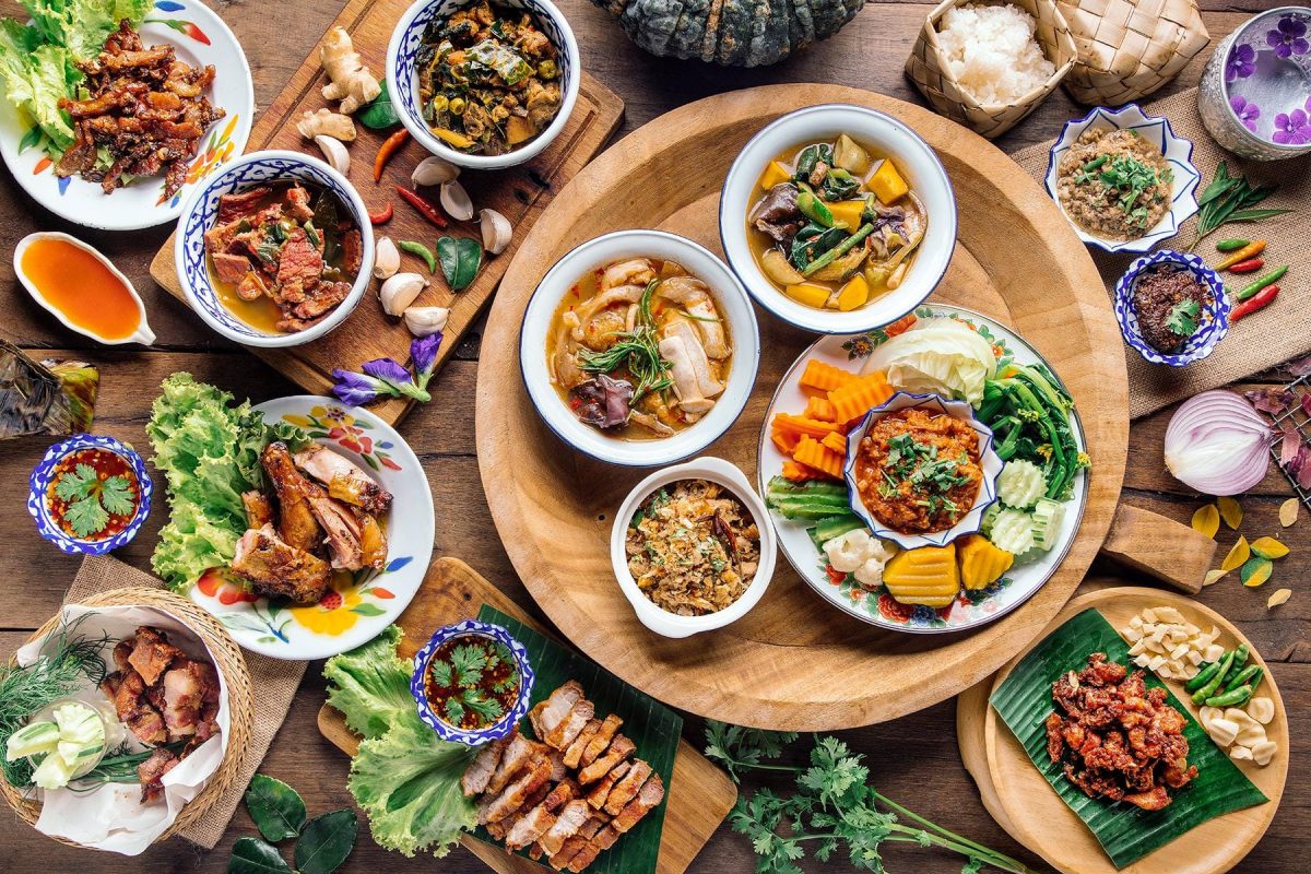 Bữa tiệc ẩm thực Thái Lan thịnh soạn với nhiều món ăn truyền thống đầy màu sắc