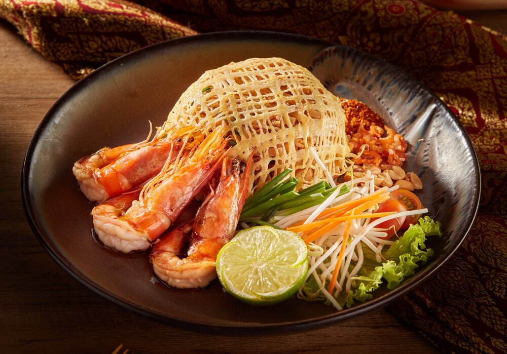 Món Pad Thái hấp dẫn với tôm tươi, đậu phụ, giá đỗ và chanh