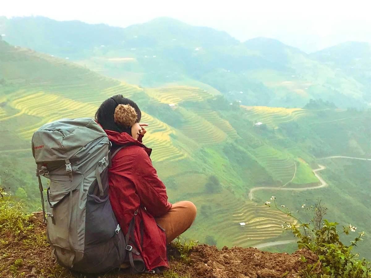 Cô gái trẻ đang vui vẻ chụp ảnh trong chuyến du lịch