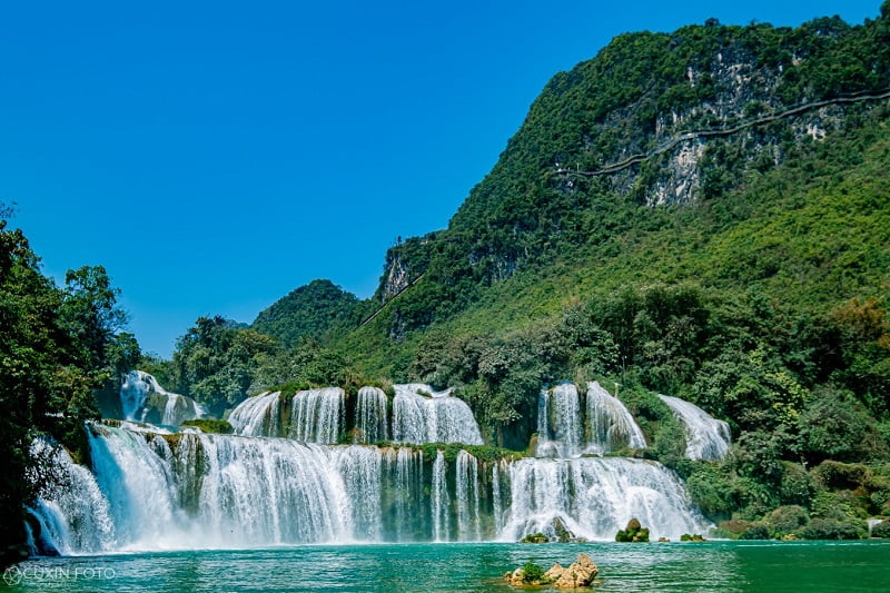 Biển mây bồng bềnh và ruộng bậc thang vàng ở Y Tý