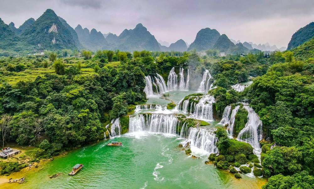 Người dân thu hoạch lúa trên những thửa ruộng bậc thang