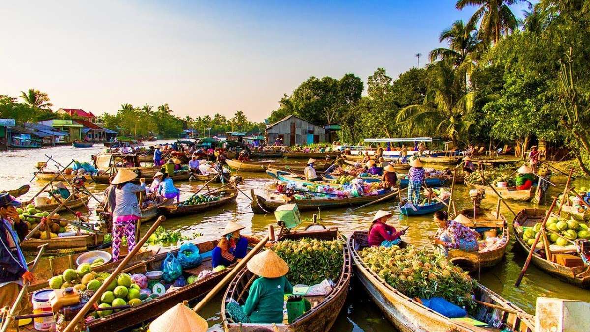 Chèo ghe trên rạch nhỏ ở Mỹ Tho