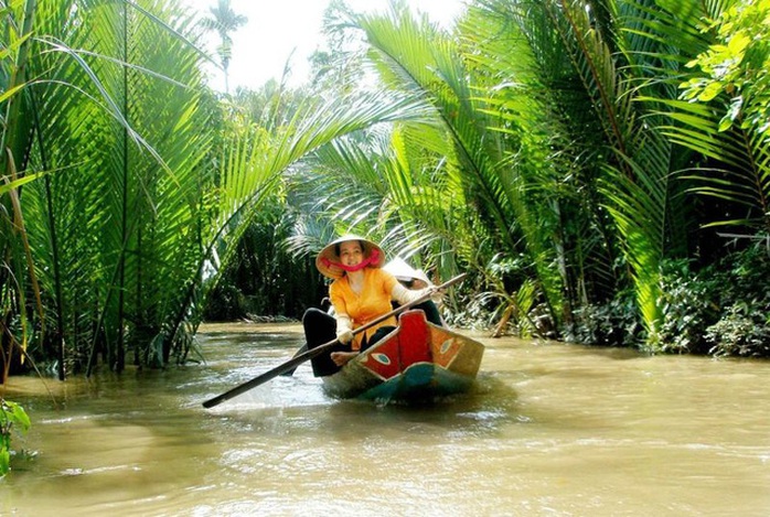 Người dân đang làm kẹo dừa thủ công