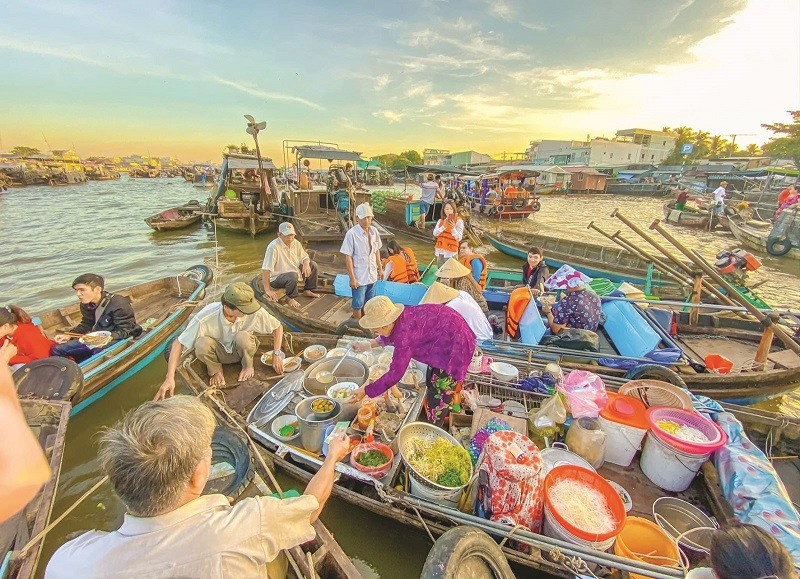 Ghe thuyền tấp nập trên chợ nổi