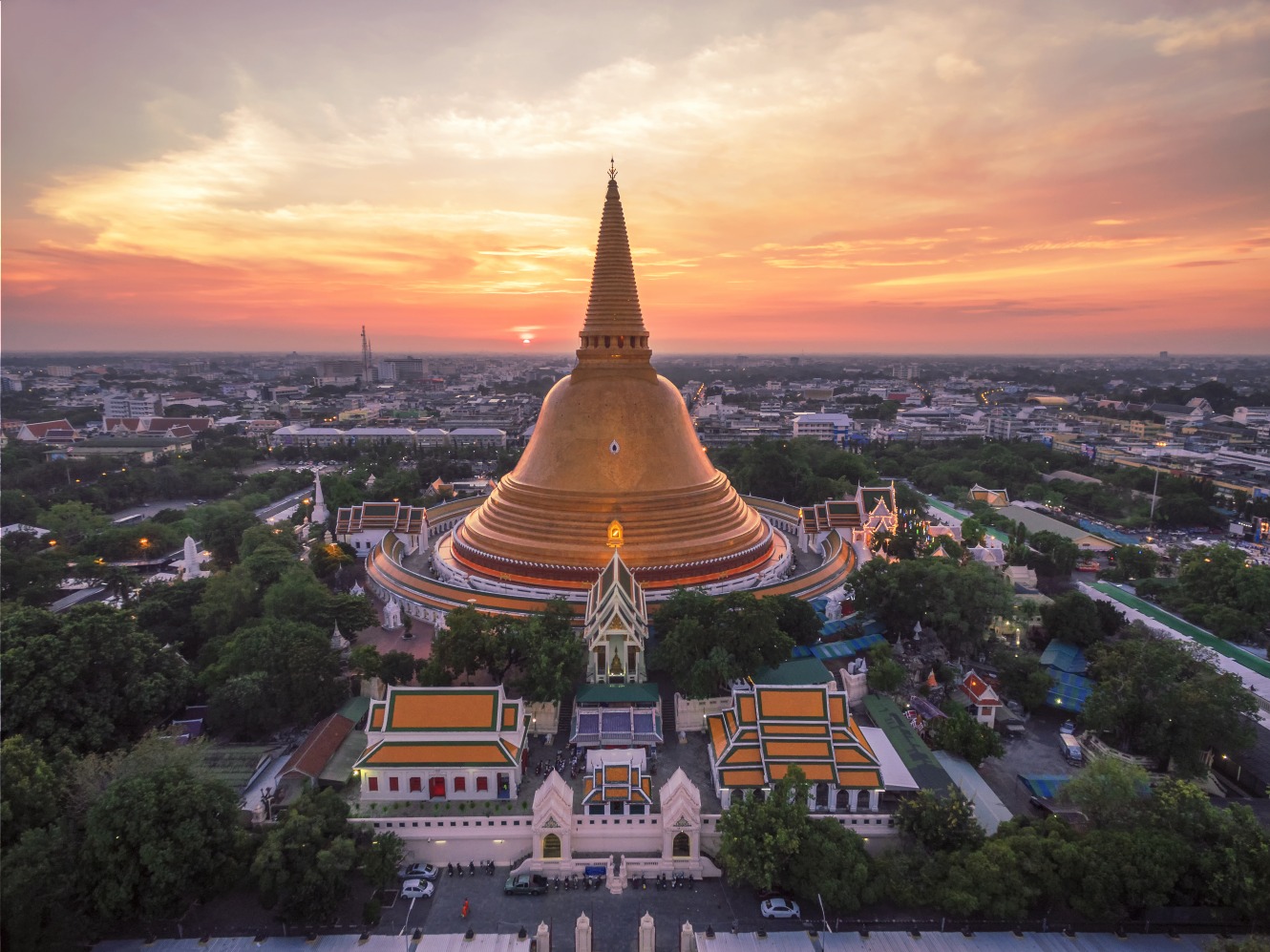 Wat Phra Pathom Chedi lúc hoàng hôn