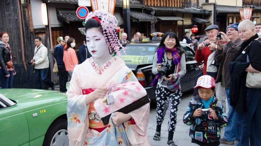 Nạn chụp ảnh quấy rối geisha tái diễn ở Kyoto