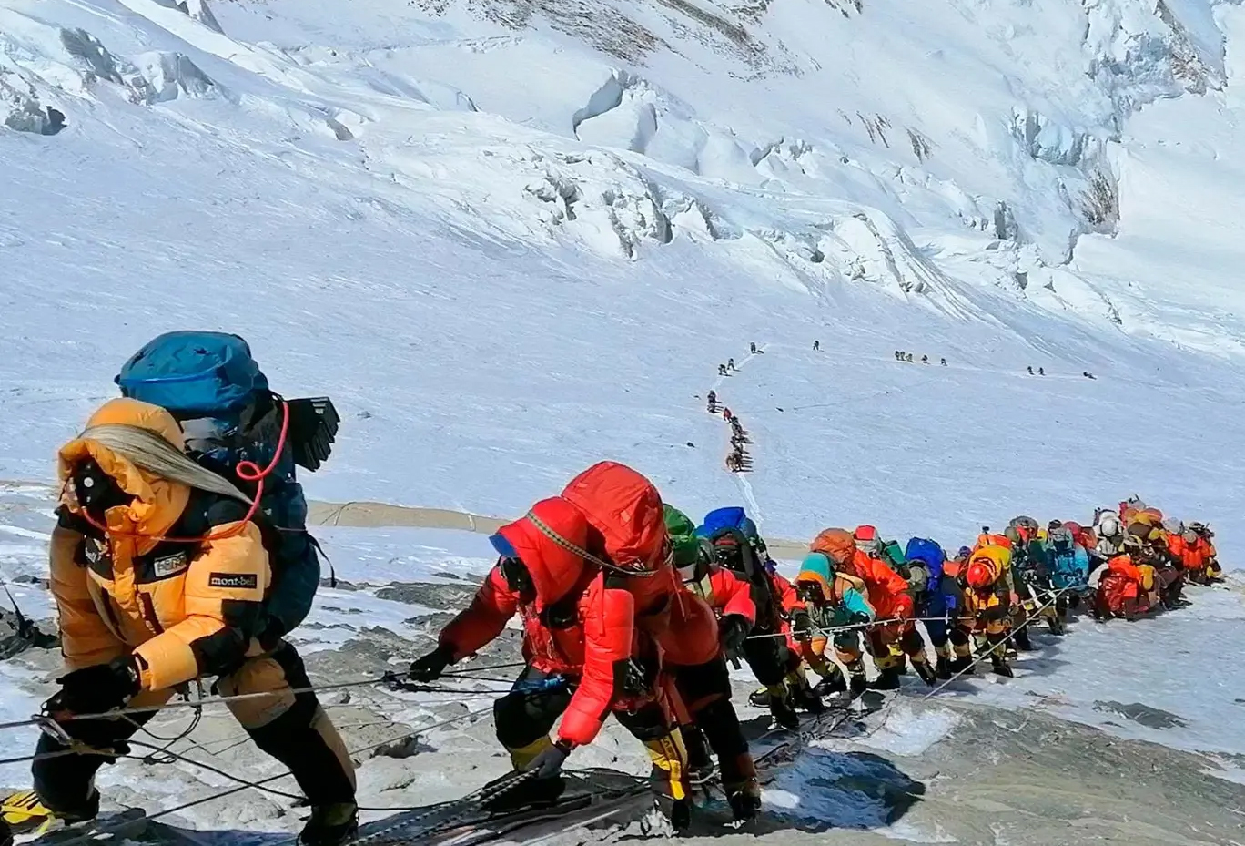 Nepal yêu cầu người leo núi Everest sử dụng chip