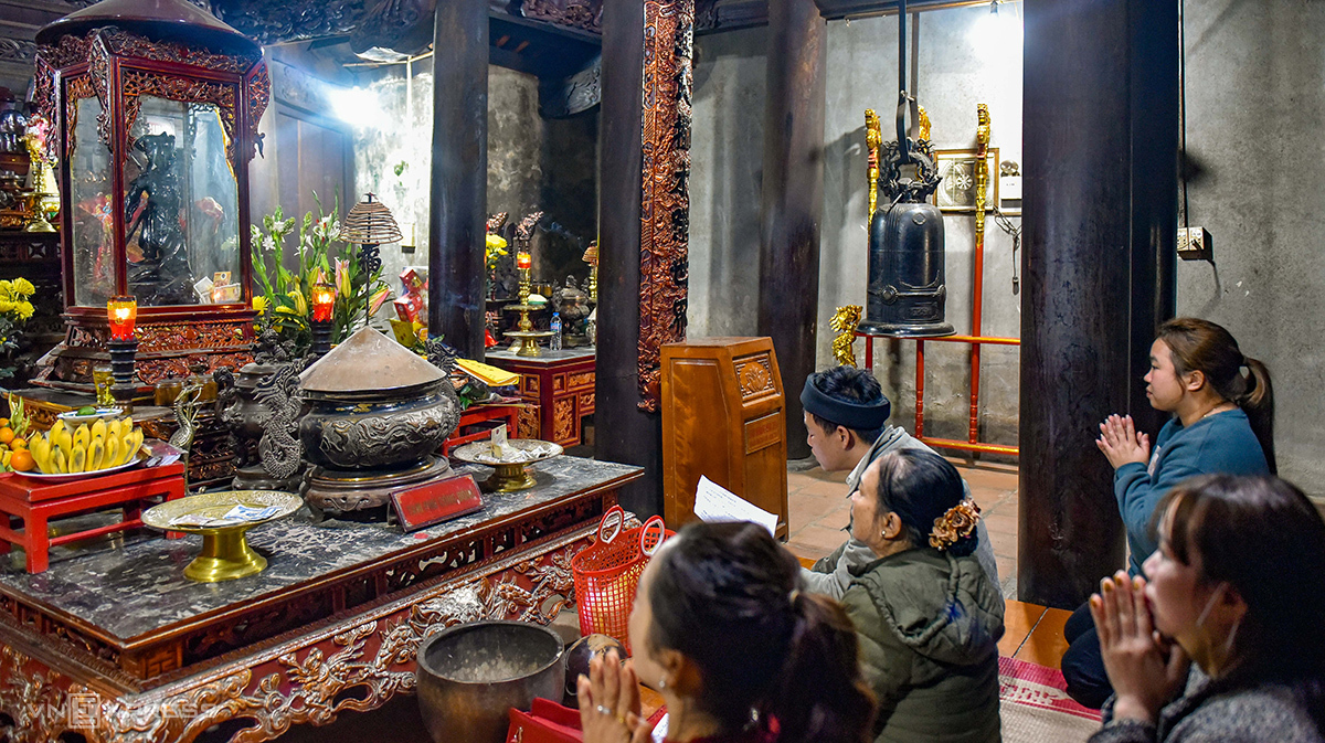 Hàng ngày có rất đông người dân và du khách đến tham quan, dâng hương ở ngôi đền cổ bậc nhất Sầm Sơn. Ảnh: Lê Hoàng